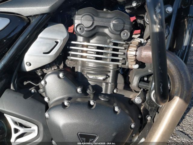 Triumph Motorcycle Speed 400 Image 13