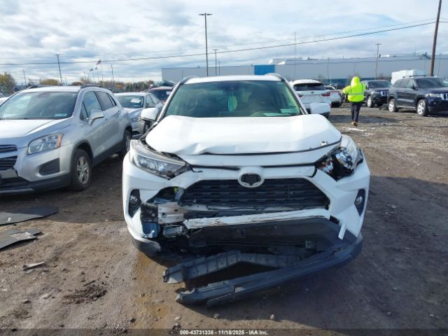 Toyota RAV4 Xle Premium Image 3