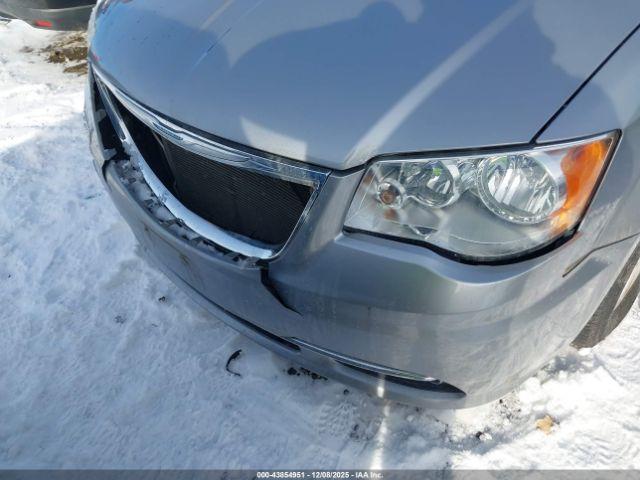 Chrysler Town & Country Touring Image 6