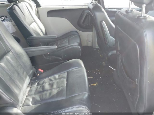 Chrysler Town & Country Touring Image 8