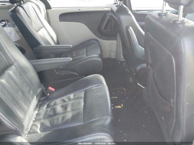 Chrysler Town & Country Touring Image 8