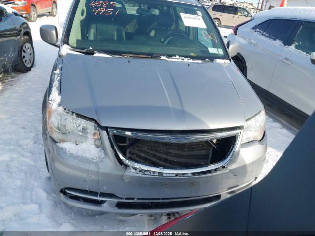 Chrysler Town & Country Touring Image 11