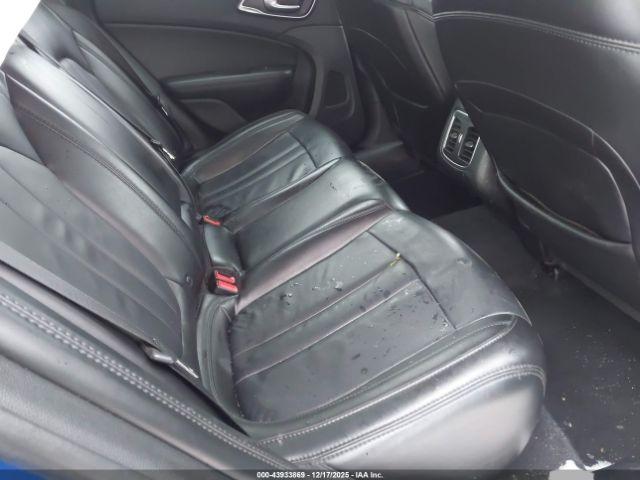 Chrysler 200 Limited Platinum Image 9