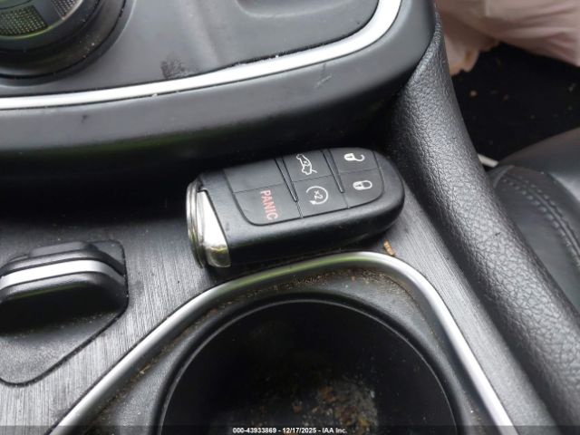 Chrysler 200 Limited Platinum Image 12