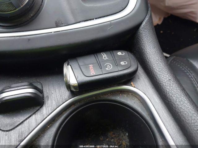 Chrysler 200 Limited Platinum Image 12