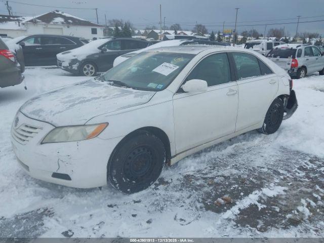Toyota Camry Le Image 10