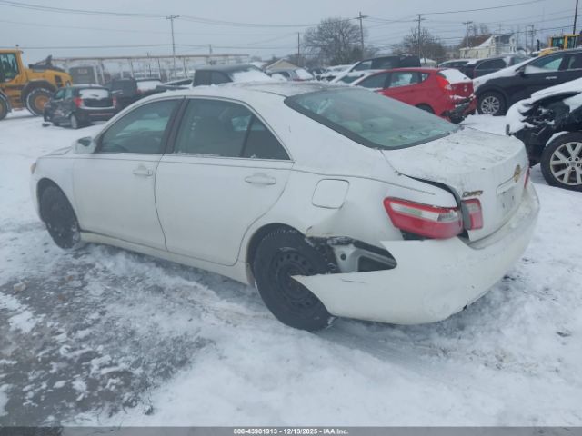 Toyota Camry Le Image 2
