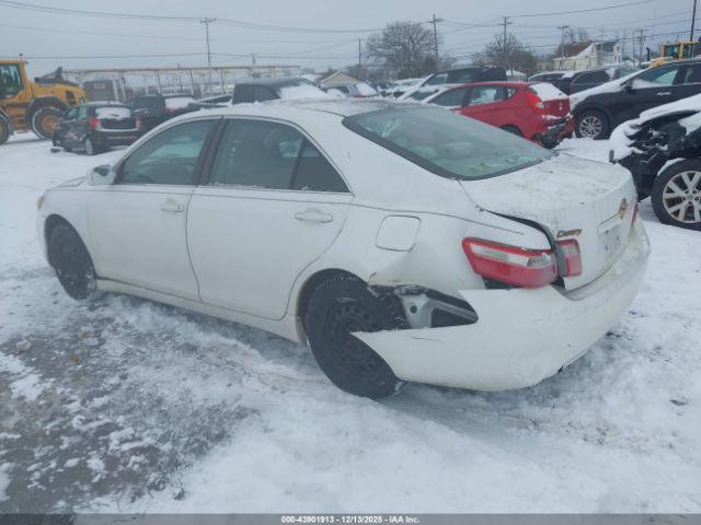 Toyota Camry Le Image 2