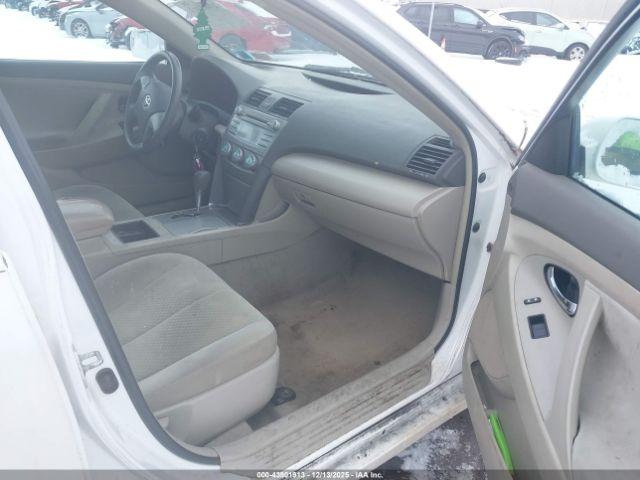 Toyota Camry Le Image 7