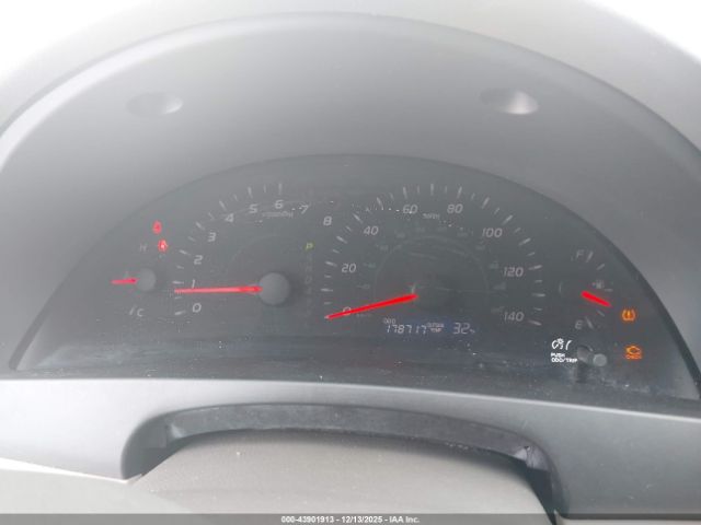 Toyota Camry Le Image 5