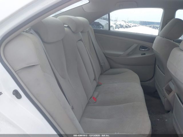 Toyota Camry Le Image 14