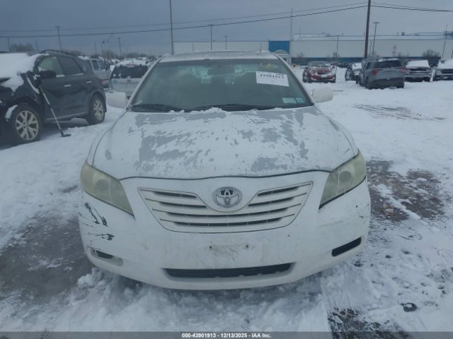 Toyota Camry Le Image 8