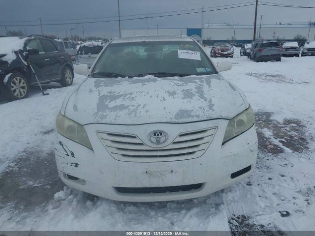 Toyota Camry Le Image 8