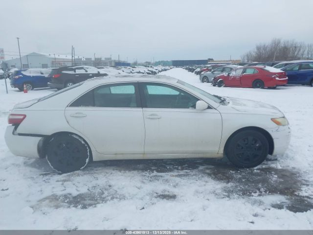 Toyota Camry Le Image 11