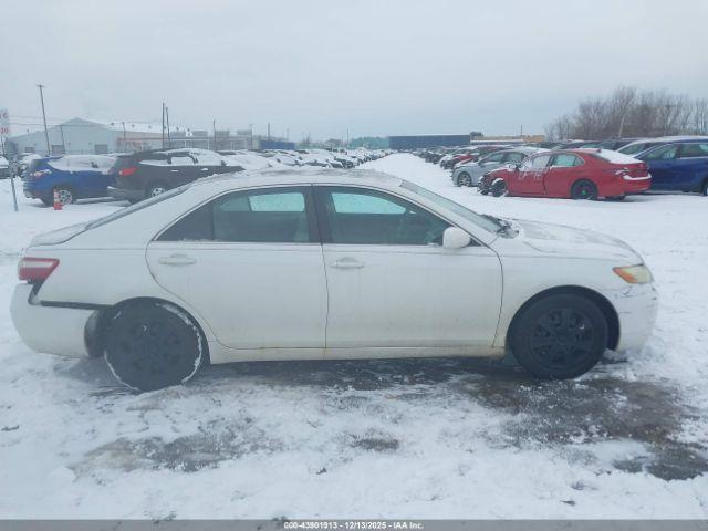 Toyota Camry Le Image 11