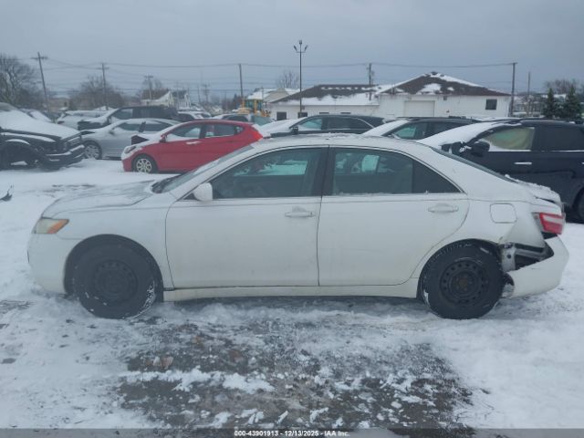 Toyota Camry Le Image 16