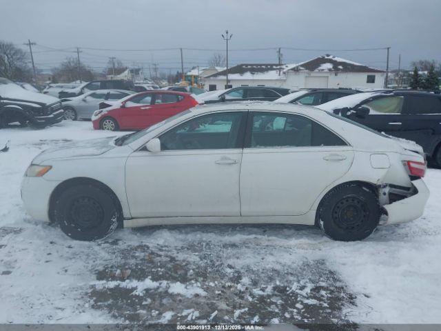 Toyota Camry Le Image 16