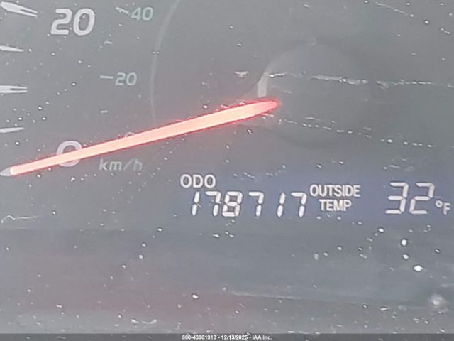 Toyota Camry Le Image 12