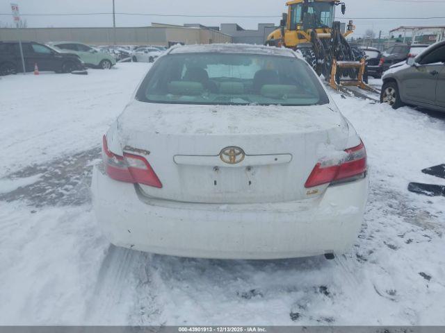 Toyota Camry Le Image 13