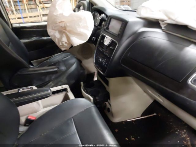 Chrysler Town & Country Touring Image 7