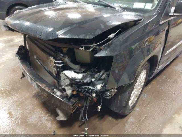 Chrysler Town & Country Touring Image 3