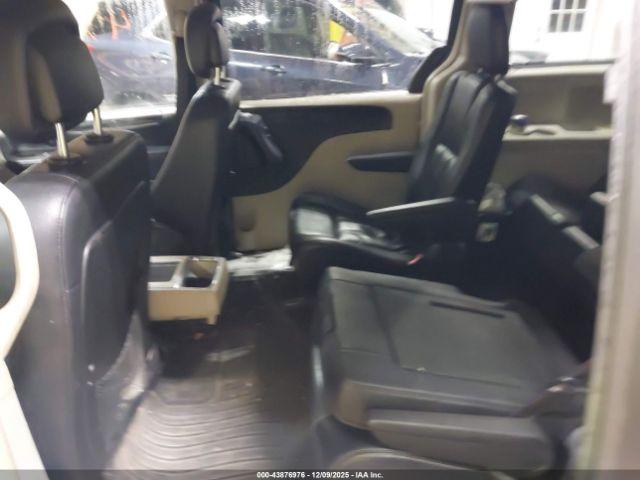 Chrysler Town & Country Touring Image 6