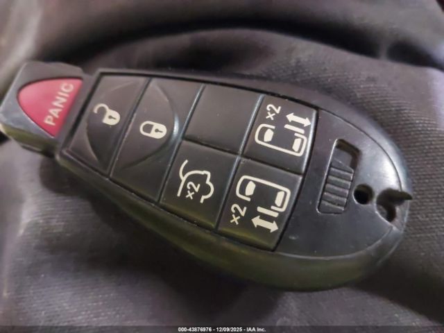 Chrysler Town & Country Touring Image 8