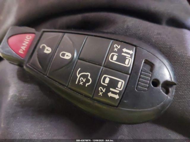 Chrysler Town & Country Touring Image 8