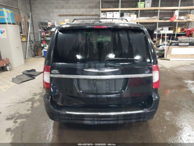 Chrysler Town & Country Touring Image 11