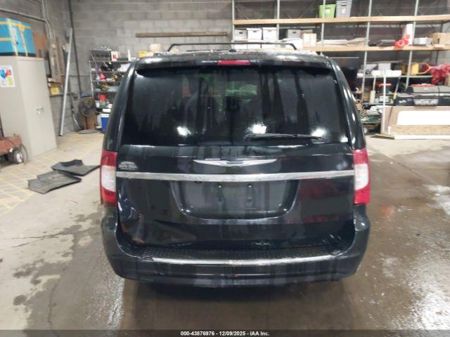 Chrysler Town & Country Touring Image 11