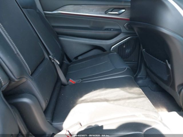 Jeep Grand Cherokee Overland 4x4 Image 9