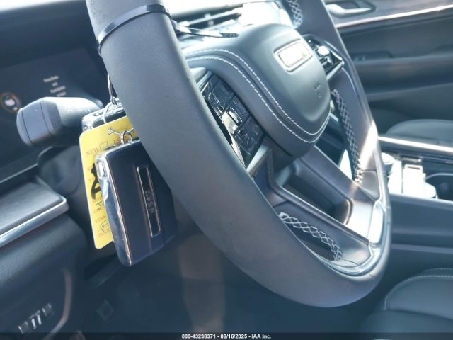 Jeep Grand Cherokee Overland 4x4 Image 12