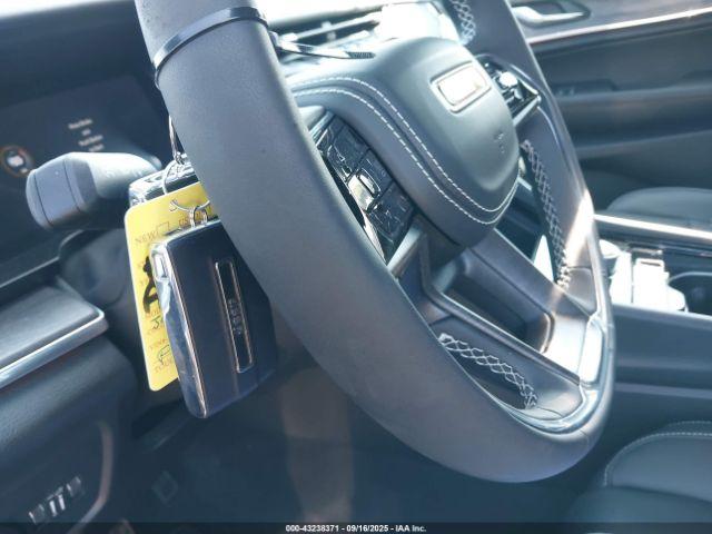 Jeep Grand Cherokee Overland 4x4 Image 12