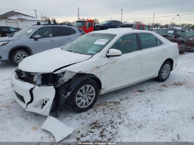 Toyota Camry Le Image 2