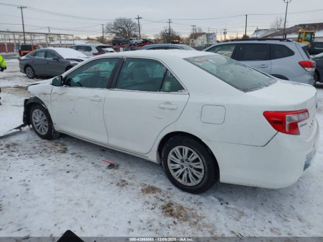 Toyota Camry Le Image 3