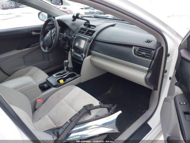 Toyota Camry Le Image 7