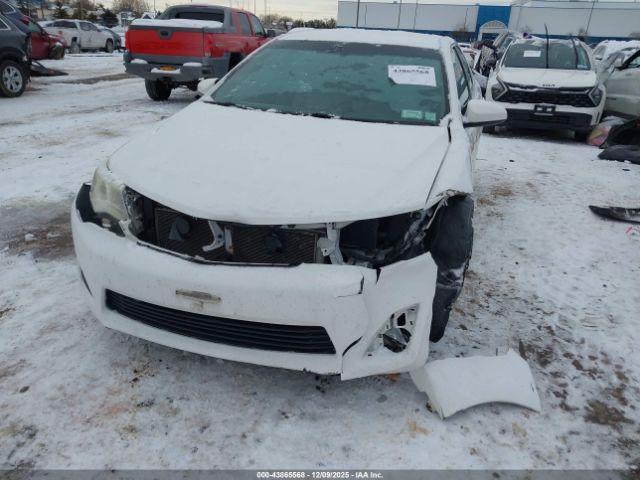 Toyota Camry Le Image 11