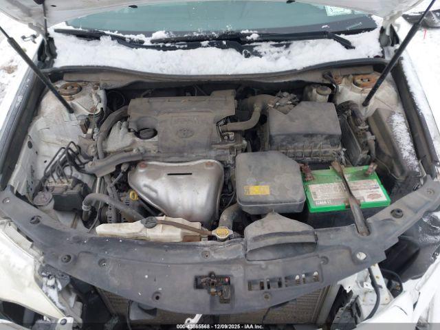 Toyota Camry Le Image 6