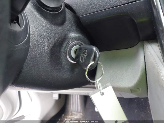 Toyota Camry Le Image 15