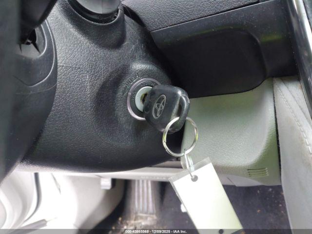 Toyota Camry Le Image 15