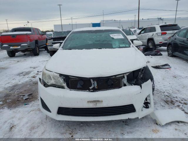 Toyota Camry Le Image 9