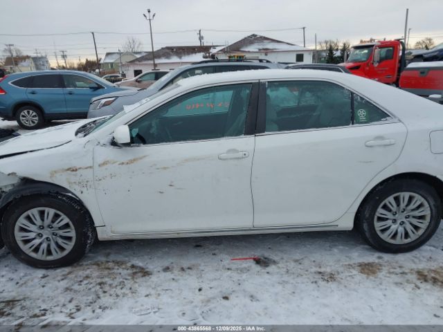 Toyota Camry Le Image 16